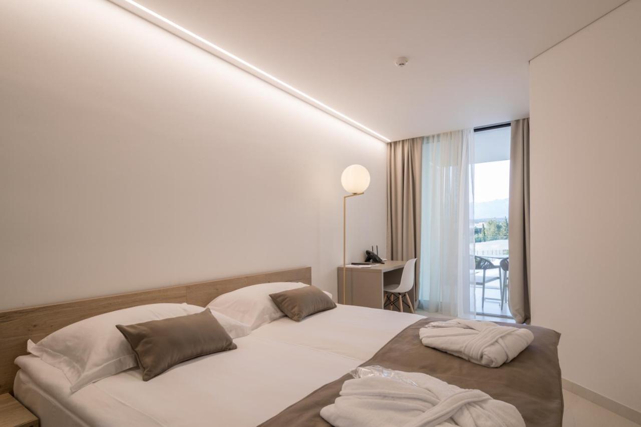 Aparthotel Joel Novalja Bagian luar foto